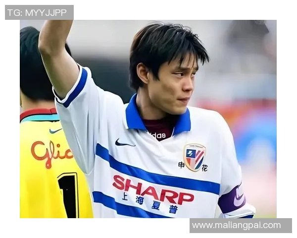 足球明星场上抓衣服瞬间引发热议 揭秘背后的情感与比赛心态